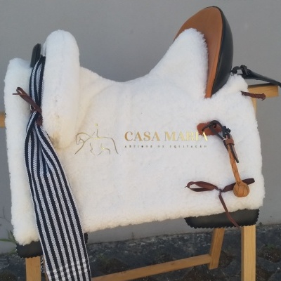 Sela branca de montaria para cavalo com detalhes em couro e texto CASA MARIA