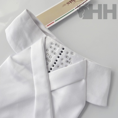 Camisa branca com detalhes de strass e embalagem de papel