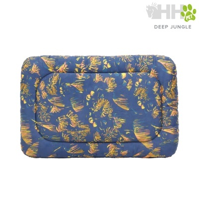 Colchão azul para animais com padrão de folhas laranja e amarelas