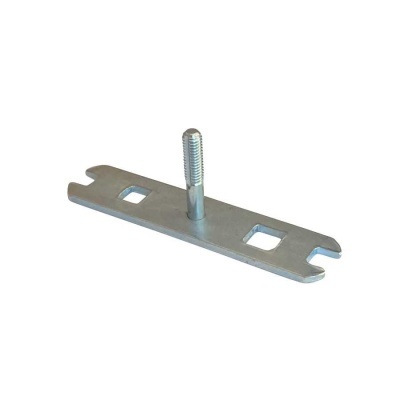 Chave de metal prateado com parafuso central e recortes quadrados em fundo branco