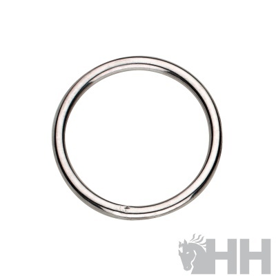 Argola metálica prateada simples sobre fundo branco com logótipo HH