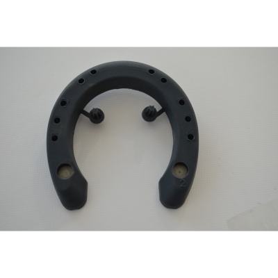 Peça preta em formato de ferradura com furos e pinos sobre fundo branco