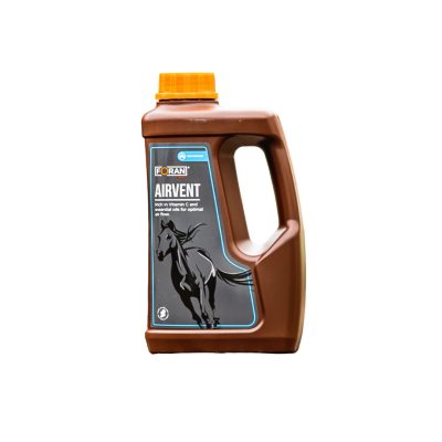 Frasco castanho com tampa laranja e rótulo preto e azul com cavalo preto