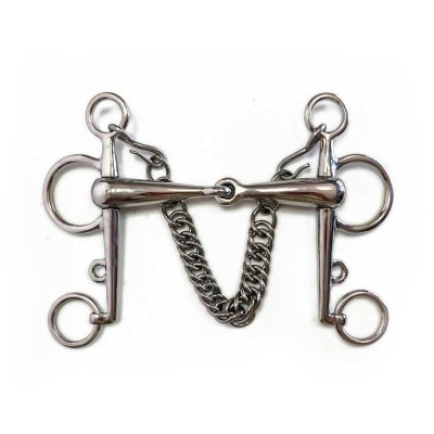 Freio de equitação metálico com correntes sobre fundo branco