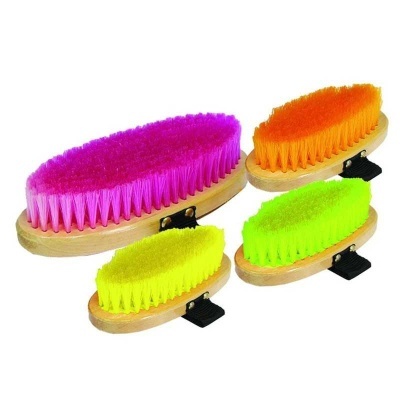 Conjunto de quatro escovas ovais coloridas com base em madeira e fita preta para a mão