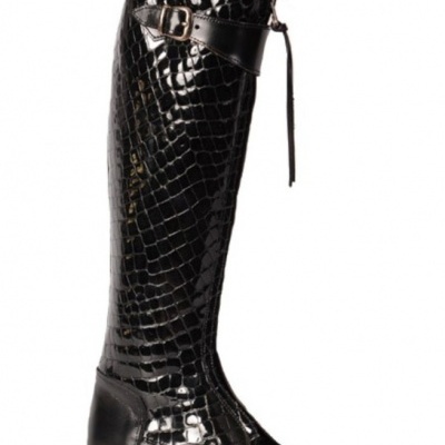 Bota alta preta com padrão imitação pele de crocodilo e fivela no topo