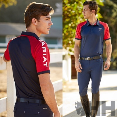 Homem com polo azul e vermelho Ariat, calças justas azuis e botas pretas ao ar livre