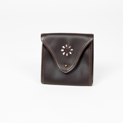 Carteira castanha em couro com decoração floral e fecho aba