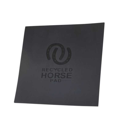 Produto quadrado preto com logo e texto RECYCLED HORSE PAD