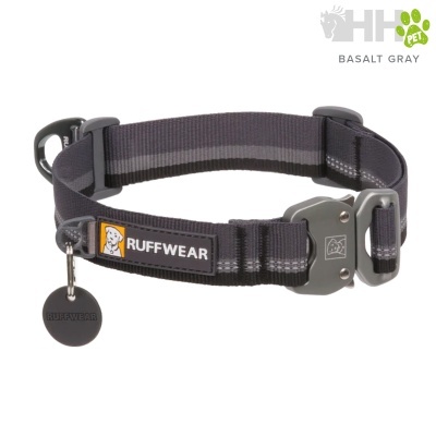 Coleira cinza escura para cão com fecho metálico e etiqueta redonda da marca RUFFWEAR