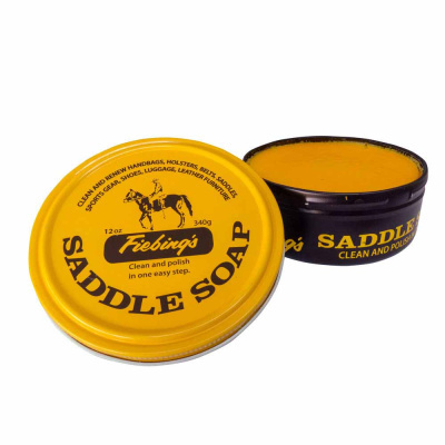 Lata de sabonete Fiebings Saddle Soap amarela e preta com tampa amarela e sabão amarelo exposto