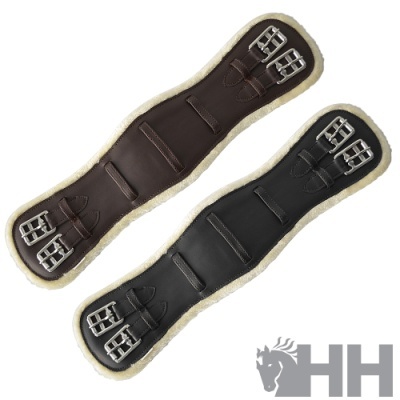 Duas cinchas de couro para cavalo, castanha e preta, com fivelas metálicas e interior forrado peludo.