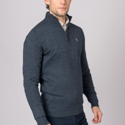 Homem com camisola de malha azul-escuro e calças azul-escuro