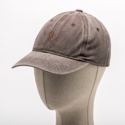 Boné cinza bordado numa cabeça de manequim de tecido bege