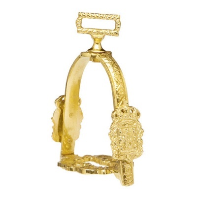 Estribo dourado metálico com brasão decorativo e pega retangular