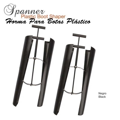 Dois moldes plásticos negros para dar forma a botas