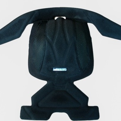 Suporte ergonómico preto acolchoado com alças sobre fundo branco