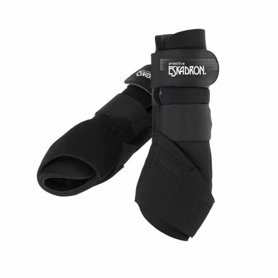 Botas de equitação pretas da ESKADRON em fundo branco