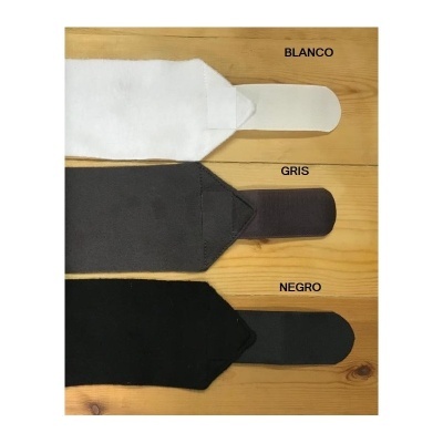 Três amostras de tecido nas cores branco, cinza e preto sobre madeira com texto que indica as cores.