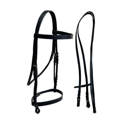 Arreios para cavalo em couro preto com peitoral, cabeçada e rédeas sobre fundo branco