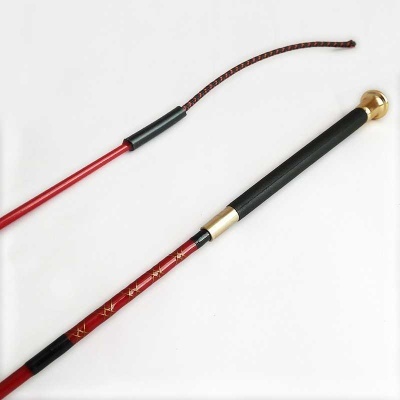 Chicote com cabo vermelho e preto, detalhes dourados e ponta metálica