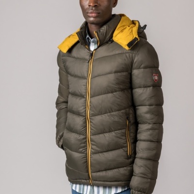 Casaco acolchoado verde-oliva com capuz amarelo e fecho amarelo