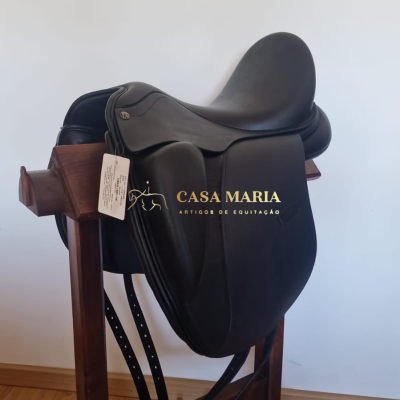 sela de equitação preta em couro num suporte de madeira