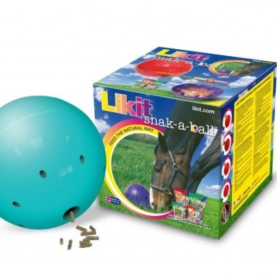 Bola azul turquesa com embalagem colorida e texto 'Likit shak-a-ball' ao lado de pellets marrons