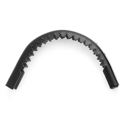 Correia preta com dentes triangulares no interior sobre fundo branco