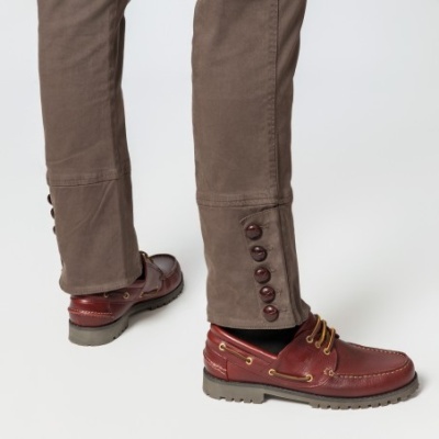 Calças castanhas com botões e sapatos castanho-avermelhados de couro