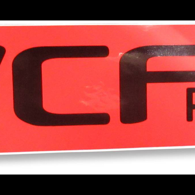Etiqueta autocolante vermelha com texto WCF PLUS preto
