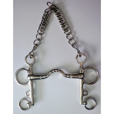Freio metálico para cavalo com bocal entalhado e corrente no topo sobre fundo branco
