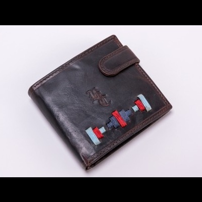 Carteira de pele castanha escura com fecho e decoração colorida