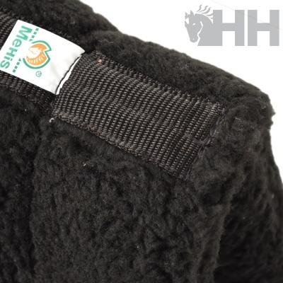 Tecido preto felpudo com etiqueta branca Mehis e tira de tecido preto