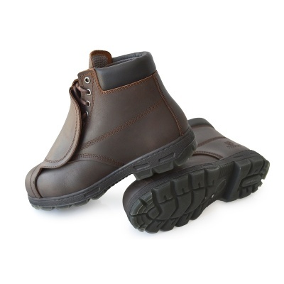 Botas masculinas castanhas de couro com sola preta em fundo branco