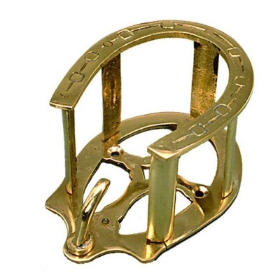 Anel de metal dourado com design robusto e detalhes gravados