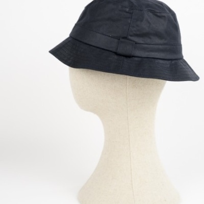 Chapéu bucket preto em manequim bege