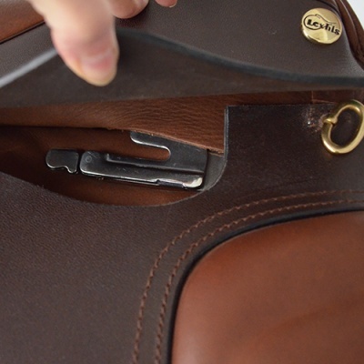 Sela de equitação em couro castanho com detalhes metálicos e fecho interno