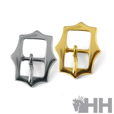 Duas fivelas metálicas, uma prateada e uma dourada, com formato octogonal