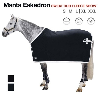Cavalo com manta preta fleece com detalhes brancos e texto promocional