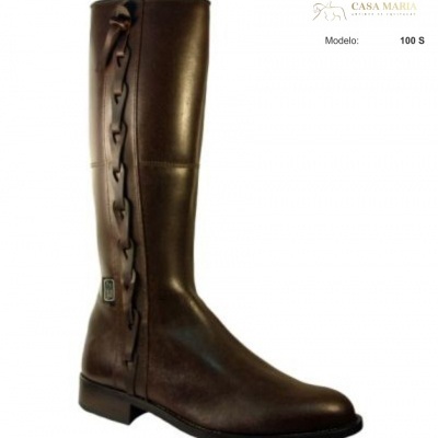 Bota alta castanha em pele com cadarço lateral