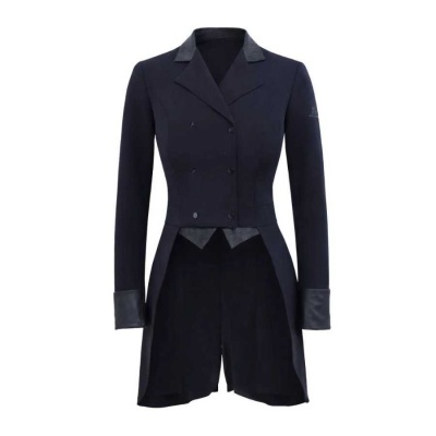 Casaco formal feminino preto com cauda e detalhes texturizados