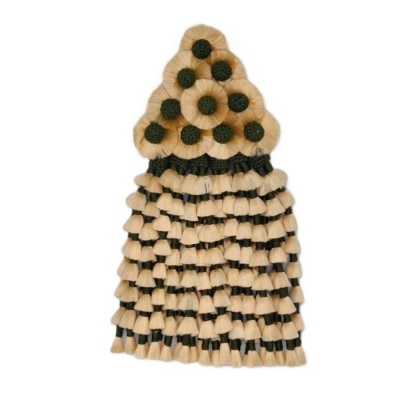 Peça decorativa artesanal em fios naturais beje e pretos, com flores e camadas.