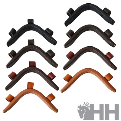 Oito pegas de couro em várias cores e com costuras, organizadas em duas colunas sobre fundo branco