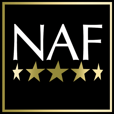 Logótipo com NAF e cinco estrelas douradas num fundo preto