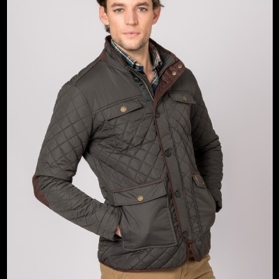 Homem a usar casaco acolchoado castanho escuro com botões dourados e bolsos, calças bege e camisa xadrez sob casaco