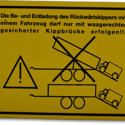 Placa de sinalização amarela com texto em alemão e ilustrações de veículos e símbolo de aviso
