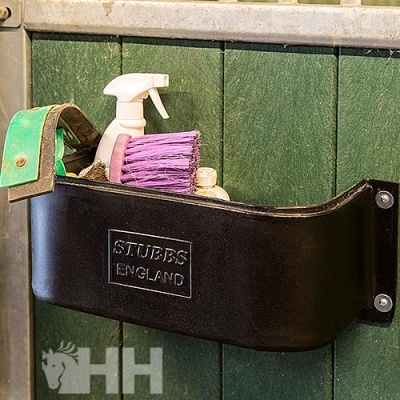 Suporte de parede em pele preta STUBBS ENGLAND com spray e escova na parede verde