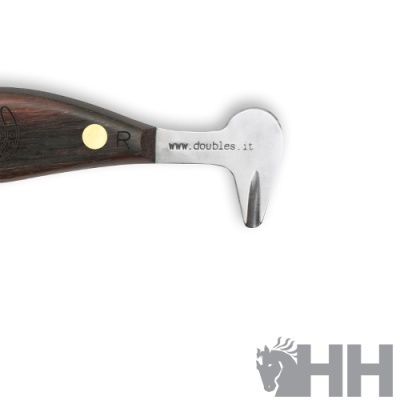 Ferramenta de corte com cabo de madeira e ponta metálica com texto