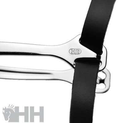 Espora metálica prateada com correia preta de couro e inscrição HS HEAVY